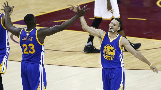 Golden State venció a domicilio a Cleveland y quedó a un paso del título de la NBA