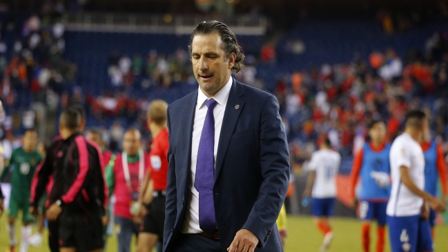 Los hinchas las emprendieron contra Pizzi tras sufrida victoria de Chile