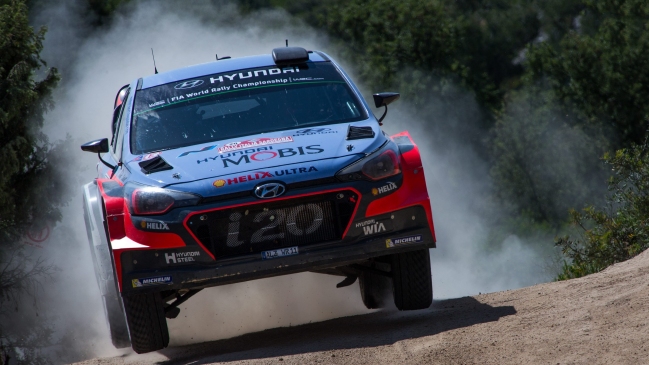 Neuville se mantuvo líder en el Rally de Cerdeña a falta del último día