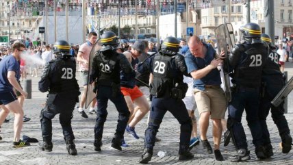 Pelea entre franceses e hinchas norirlandeses dejó siete heridos en Niza