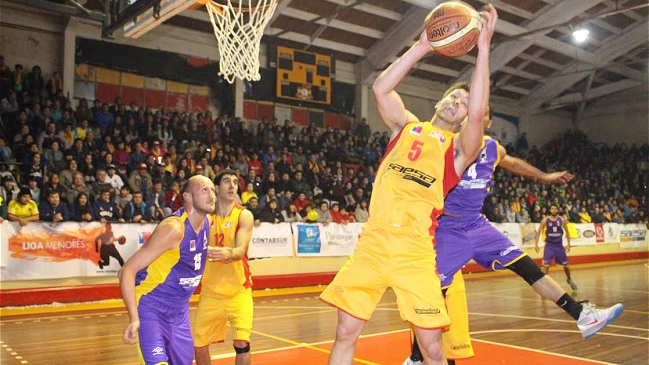 Español Osorno superó a CEB Puerto Montt y se afirmó en la cima de la Liga Saesa