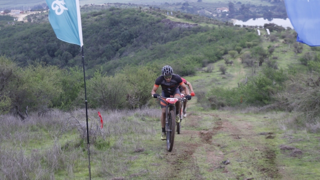 Gonzalo Aravena y Evelyn Muñoz ganaron en el Suzuki MTB Tour