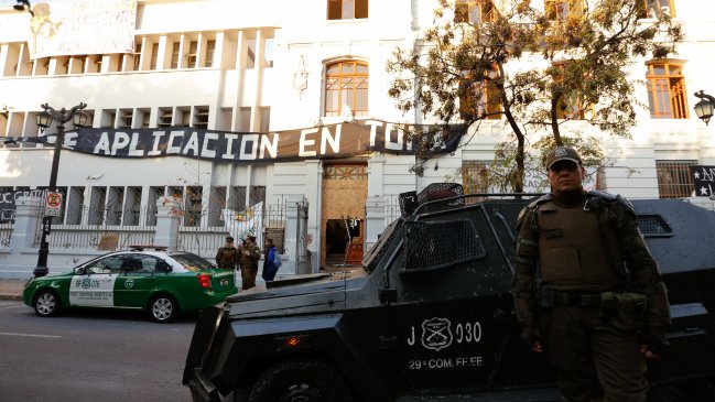 Directora de Educación de Santiago renunció por daños en colegios tras tomas