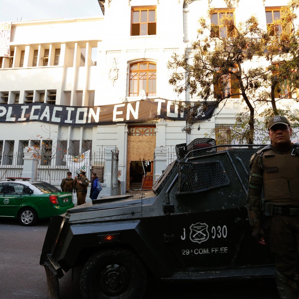 Directora de Educación de Santiago renunció por daños en colegios tras tomas