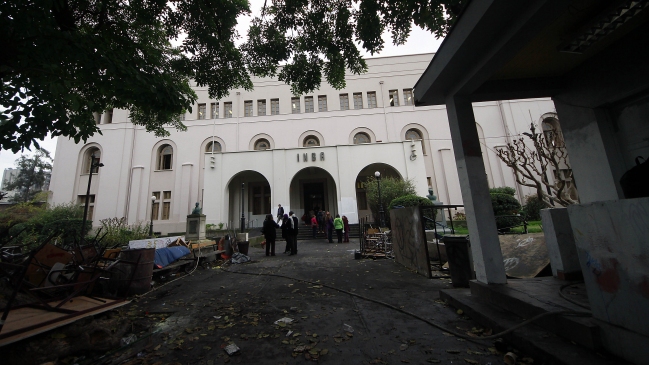 Carabineros desaloja nueva toma del Internado Nacional Barros Arana