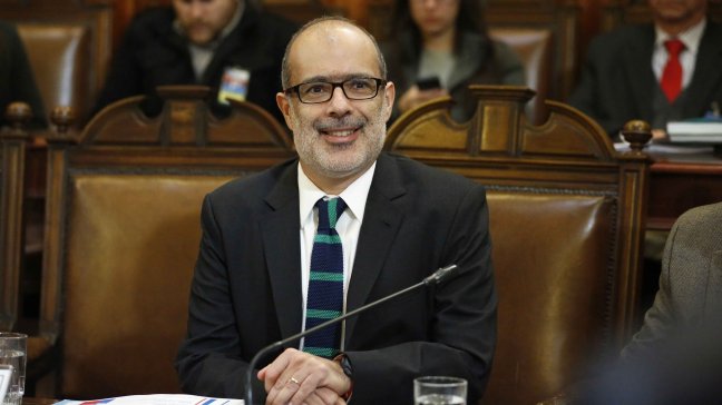 Ministro Valdés cerró puertas a posible condonación de deudas del CAE