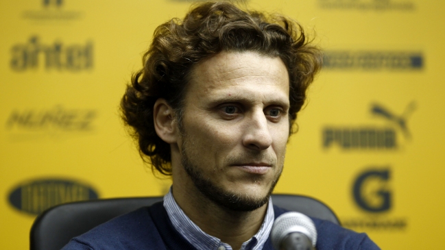 Diego Forlán anunció su salida de Peñarol y su voluntad de seguir jugando al fútbol