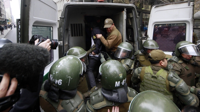 Carabineros detuvo a cuatro estudiantes por protesta en Ministerio de Hacienda