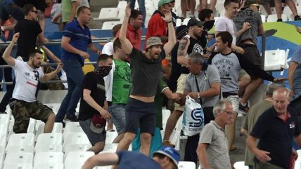 Francia expulsará a 40 hinchas rusos por altercados en Marsella