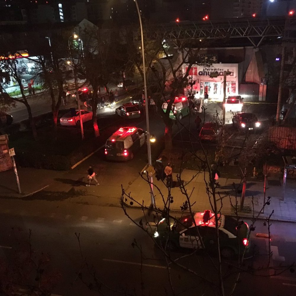 Carabineros indaga intento de robo a farmacia en Santiago centro