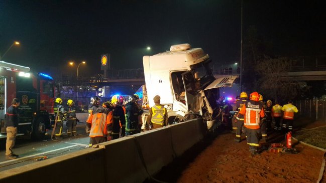 Camión volcó en la Autopista Central y genera gran congestión