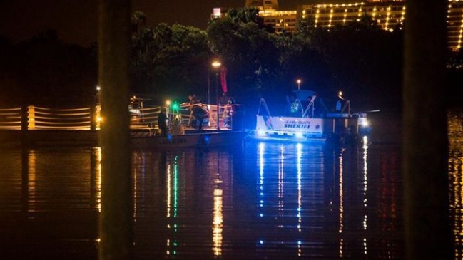 Policía busca a un niño de dos años arrastrado al agua por un caimán