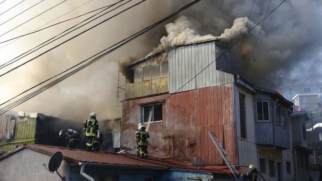 Un adulto mayor falleció tras incendio en Cerro Monjas de Valparaíso