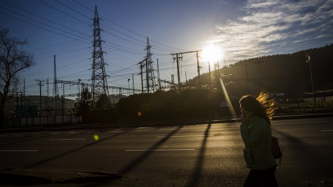Gobierno promulgó ley para bajar cuentas de luz en casi tres millones de hogares