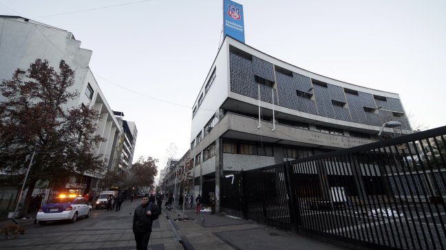 Carabineros desalojó tres liceos emblemáticos de Santiago