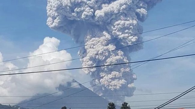 Fuerte explosión del volcán Santiaguito en Guatemala