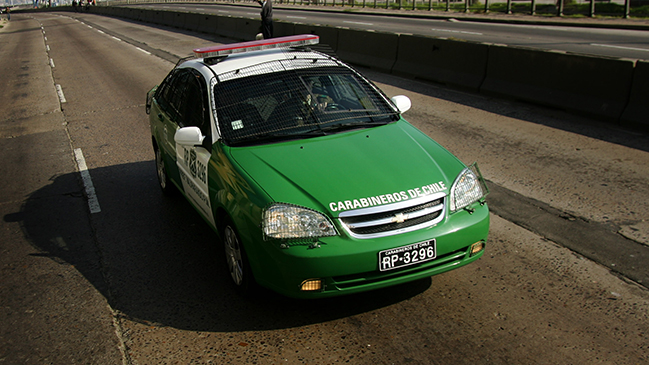 Dos adultos y un menor robaron una patrulla de Carabineros
