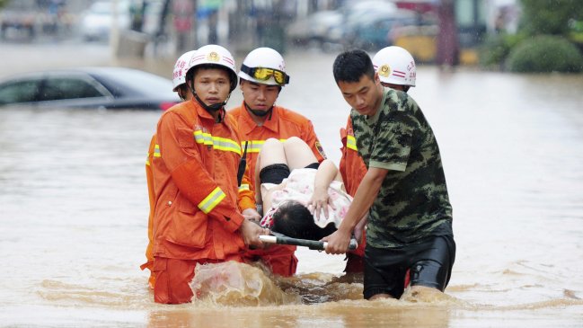 Al menos 12 desaparecidos y 400 mil evacuados provocaron las inundaciones en China