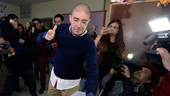 Los polémicos tuiteos de Tomás Jocelyn-Holt sobre el triunfo de DJ Méndez en Valparaíso