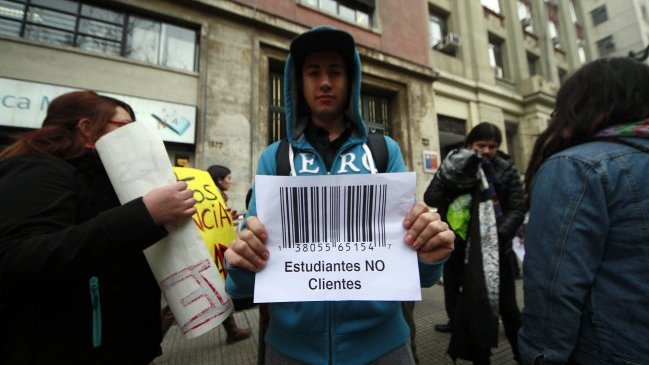 Parlamentarios proponen sancionar con cárcel el lucro en la educación