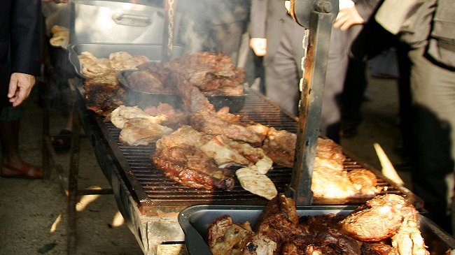 Gobierno insiste: Asados por el partido de Chile causaron peak de contaminación