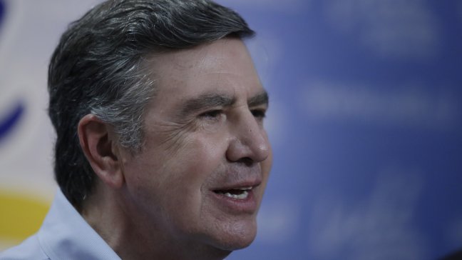 Joaquín Lavín se suma a la carrera por la alcaldía de Santiago