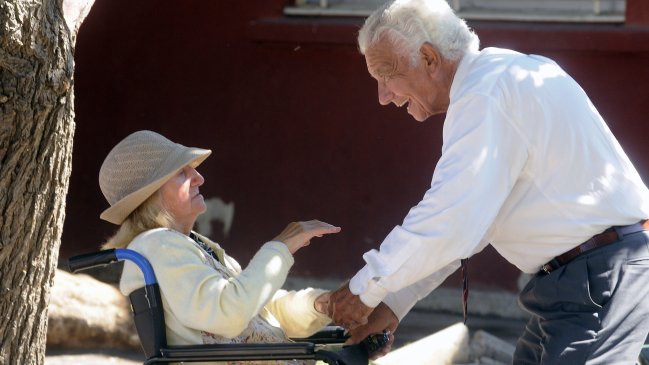 Clínica lanza primer seguro médico hasta los 110 años