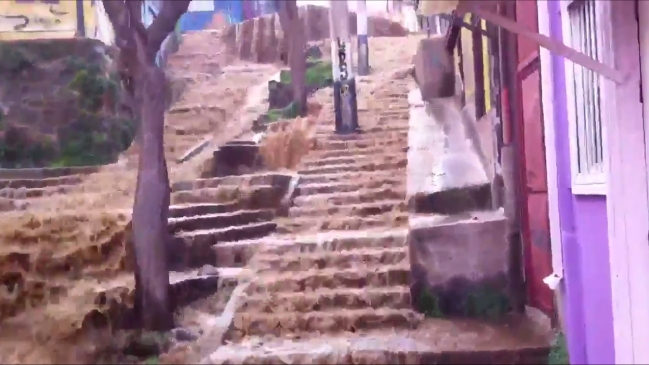 Rotura de matriz de agua afectó al Cerro Polanco en Valparaíso