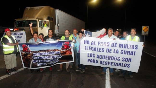 Camioneros chilenos intensifican bloqueos de ruta en la frontera con Perú