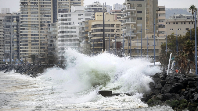 Armada anunció marejadas con olas de hasta cinco metros entre Coquimbo y Talcahuano