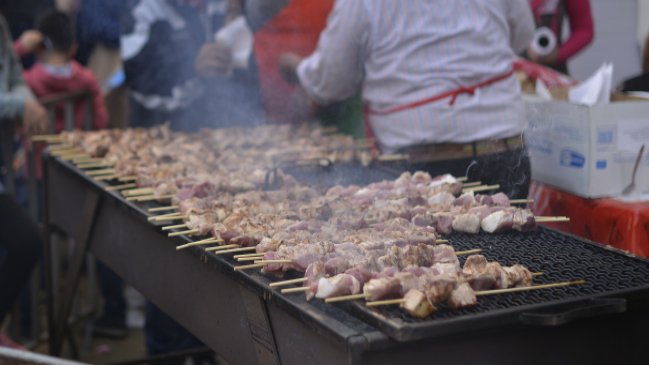 El 29 por ciento de los santiaguinos hará asados por el Chile-Argentina
