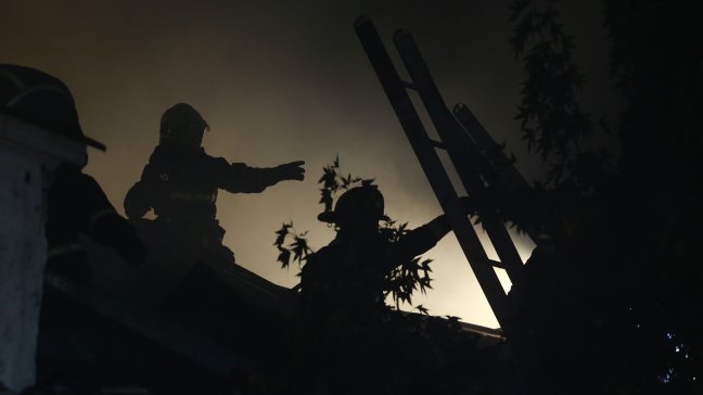 Dos niños murieron en el incendio de una casa en Conchalí