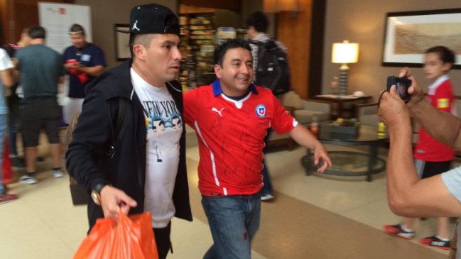 Parte del plantel de Chile emprendió rumbo al país tras la coronación en la Copa Centenario