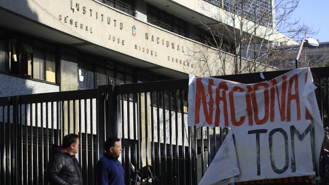 Desalojo de la toma del Instituto Nacional dejó 16 detenidos