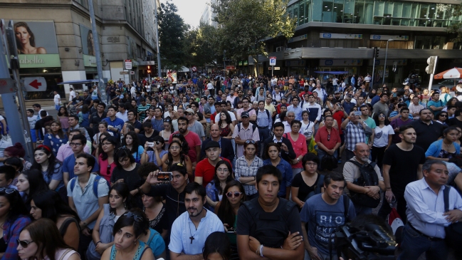 Chilenos: Satisfechos con su vida personal, pero no con el país