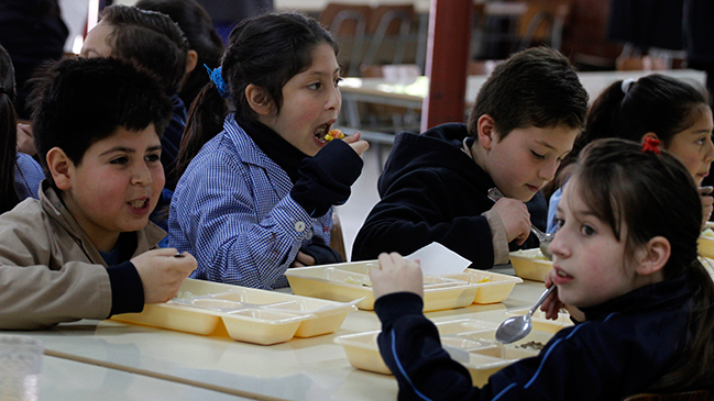 Nutricionistas exigen mayor vigilancia en colegios tras inicio de la Ley del Etiquetado
