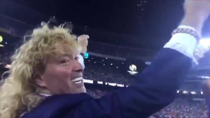   Con brazos en alto, Farkas festejó el triunfo de la selección chilena 