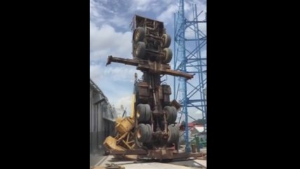   Grúa se desplomó mientras sacaba una copa de agua 