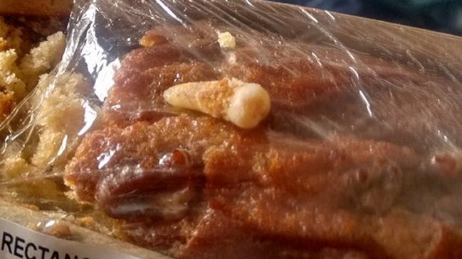 Sujeto denunció a supermercado tras encontrar una muela humana en un queque