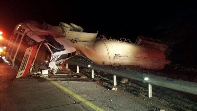 Conductor murió tras volcar camión cargado con óxido de calcio en Los Andes