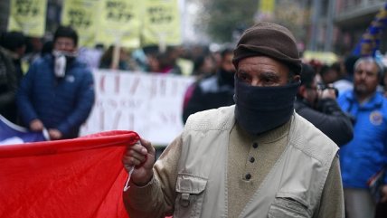   Adultos mayores se encapucharon para protestar contra las AFP 