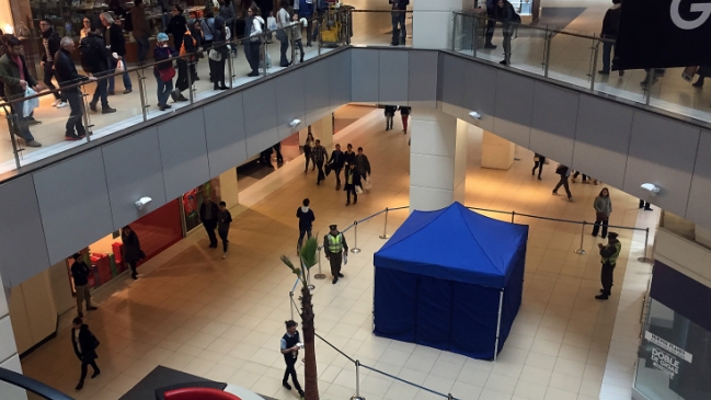 Hombre murió tras precipitarse desde el quinto piso del Costanera Center