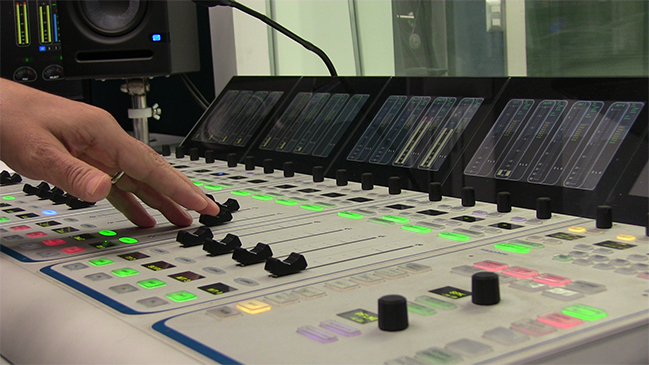 La radio es la institución mejor evaluada por los chilenos, según encuesta Cadem