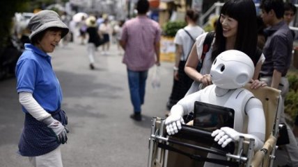   La vida diaria de una joven japonesa y su mejor amigo: un robot 