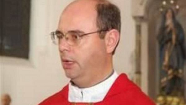 Sacerdote fue removido tras ser descubierto buscando 