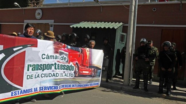 Camioneros bolivianos protestan contra Chile por 