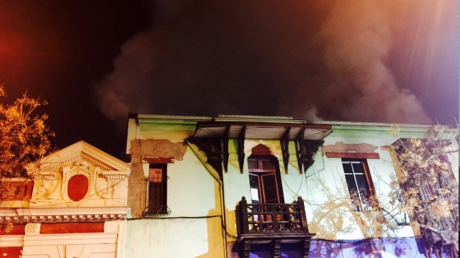 Violento incendio afecta a casona en el centro de Santiago