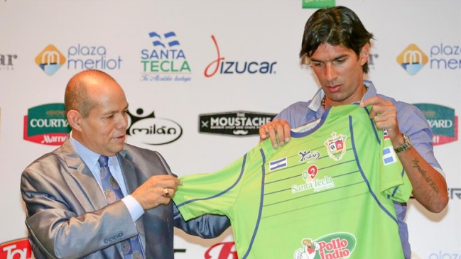 Sebastián Abreu fue presentado en Santa Tecla de El Salvador