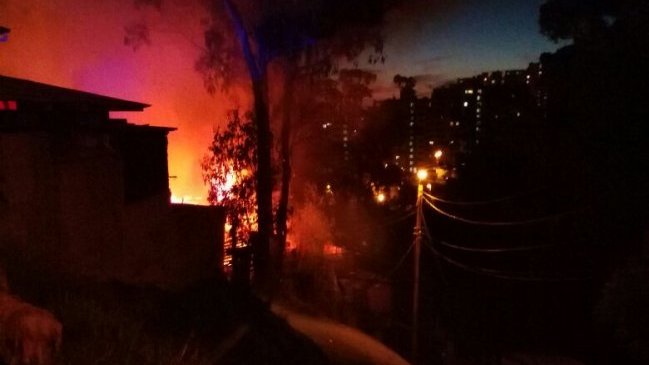Incendio en una vivienda dejó a 10 personas damnificadas en Viña del Mar