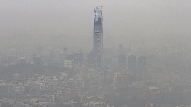 Hay alerta ambiental y restricción vehicular en Santiago este sábado